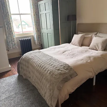 The Douglas Sleeps 6 Near Bae Systems Apartment