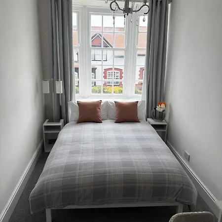 The Douglas Sleeps 6 Near Bae Systems Apartment