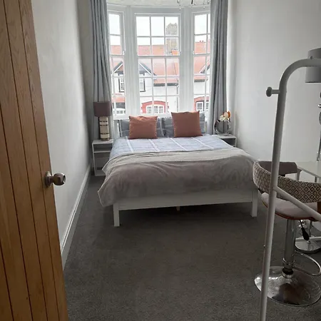 The Douglas Sleeps 6 Near Bae Systems 아파트